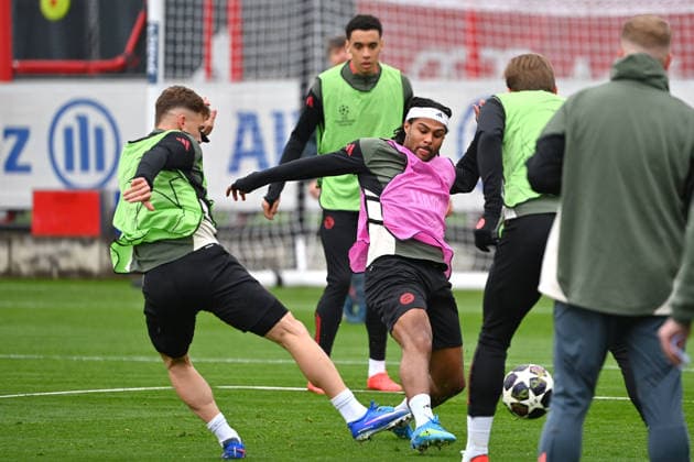 Serge GNABRY FC Bayern Muenchen , action,duel against Joshua KIMMICH Bayern Muenchen final training on 14 04 2026 Soccer Champions League,season 2025 26, quarterfinals FC Bayern Muenchen Real Madrid on 15 04 2026 A L L I A N Z A R E N A Â