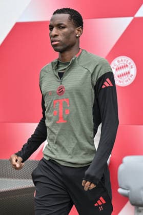 MUNICH, GERMANY - 14. APRIL: Nicolas JACKSON (FC Bayern Munich 11) on the way to the pitch during the final Training before the UEFA Champions League Quarterfinal between FC Bayern Munich vs. Real Madrid CF at FC Bayern Trainings ground Saebener Strasse Munich Copyright: xBEAUTIFULxSPORTS Goldbergx