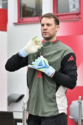 MUNICH, GERMANY - 14. APRIL: Manuel NEUER (FC Bayern Munich 1) on the way to the pitch during the final Training before the UEFA Champions League Quarterfinal between FC Bayern Munich vs. Real Madrid CF at FC Bayern Trainings ground Saebener Strasse Munich Copyright: xBEAUTIFULxSPORTS Goldbergx
