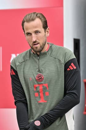 MUNICH, GERMANY - 14. APRIL: Harry KANE (FC Bayern Munich 9) on the way to the pitch during the final Training before the UEFA Champions League Quarterfinal between FC Bayern Munich vs. Real Madrid CF at FC Bayern Trainings ground Saebener Strasse Munich Copyright: xBEAUTIFULxSPORTS Goldbergx