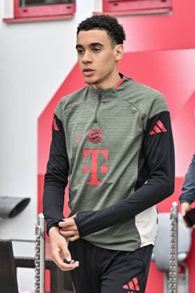 MUNICH, GERMANY - 14. APRIL: Jamal MUSIALA (FC Bayern Munich 10) on the way to the pitch during the final Training before the UEFA Champions League Quarterfinal between FC Bayern Munich vs. Real Madrid CF at FC Bayern Trainings ground Saebener Strasse Munich Copyright: xBEAUTIFULxSPORTS Goldbergx