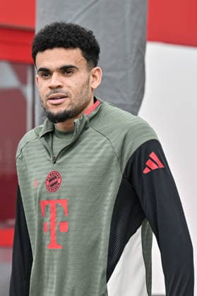 MUNICH, GERMANY - 14. APRIL: Luis DIAZ (FC Bayern Munich 14) on the way to the pitch during the final Training before the UEFA Champions League Quarterfinal between FC Bayern Munich vs. Real Madrid CF at FC Bayern Trainings ground Saebener Strasse Munich Copyright: xBEAUTIFULxSPORTS Goldbergx