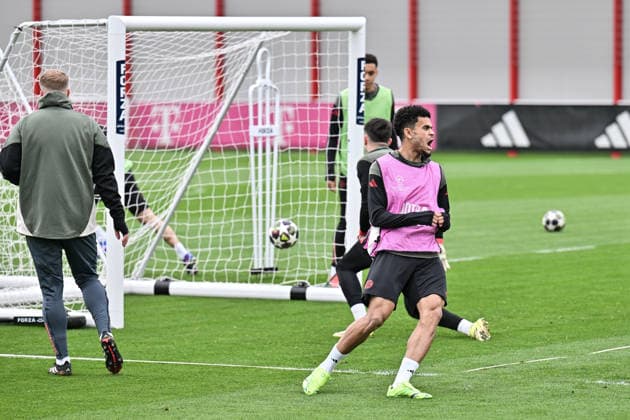 MUNICH, GERMANY - 14. APRIL: Luis DIAZ (FC Bayern Munich 14) during the final Training before the UEFA Champions League Quarterfinal between FC Bayern Munich vs. Real Madrid CF at FC Bayern Trainings ground Saebener Strasse Munich Copyright: xBEAUTIFULxSPORTS Goldbergx