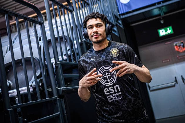 easycredit BBL Basketball Bundesliga 2025 2026 Catch-up match 23 Matchday 14 04 2026 Science City Jena vs Basketball Löwen Braunschweig Adrian Worthy Braunschweig , Portrait, Greeting with the fingers Sparkassen Arena
