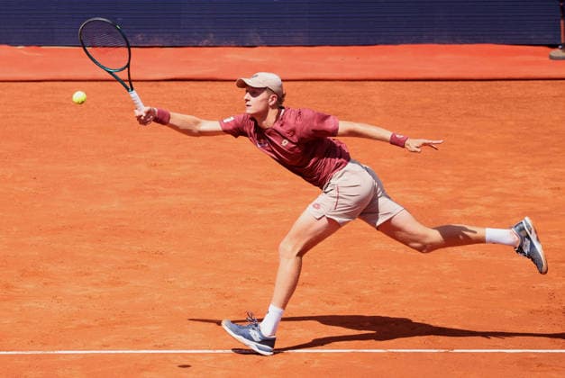 Landaluce v Musetti - Real Club de Tenis Barcelona 1899 Martin Landaluce competes against Lorenzo Musetti during the round of 32 match on Day Two of the Barcelona Open Banc Sabadell 73rd Conde de Godo Trophy at Real Club de Tenis Barcelona 1899 in Barcelona, Spain, on April 14, 2026. Barcelona Barcelona Spain  Copyright: xUrbanandsportx originalFilename:urbanandsport-landaluc260414_npMSr.jpg