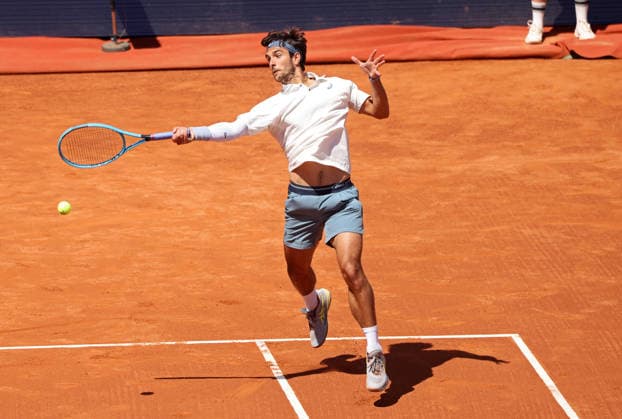 Landaluce v Musetti - Real Club de Tenis Barcelona 1899 Lorenzo Musetti competes against Martin Landaluce during the round of 32 match on Day Two of the Barcelona Open Banc Sabadell 73rd Conde de Godo Trophy at Real Club de Tenis Barcelona 1899 in Barcelona, Spain, on April 14, 2026. Barcelona Barcelona Spain  Copyright: xUrbanandsportx originalFilename:urbanandsport-landaluc260414_npntC.jpg