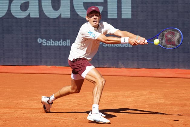 De Minaur v Ofner - Real Club de Tenis Barcelona 1899 Alex de Minaur competes against Sebastian Ofner during the round of 32 match on Day Two of the Barcelona Open Banc Sabadell 73rd Conde de Godo Trophy at Real Club de Tenis Barcelona 1899 in Barcelona, Spain, on April 14, 2026. Barcelona Barcelona Spain  Copyright: xUrbanandsportx originalFilename:urbanandsport-deminaur260414_np4p8.jpg