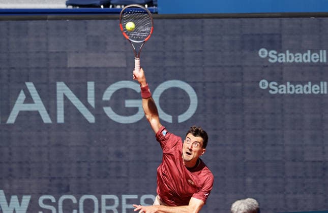 De Minaur v Ofner - Real Club de Tenis Barcelona 1899 Sebastian Ofner competes against Alex de Minaur during the round of 32 match on Day Two of the Barcelona Open Banc Sabadell 73rd Conde de Godo Trophy at Real Club de Tenis Barcelona 1899 in Barcelona, Spain, on April 14, 2026. Barcelona Barcelona Spain  Copyright: xUrbanandsportx originalFilename:urbanandsport-ofnervde260414_npoCe.jpg