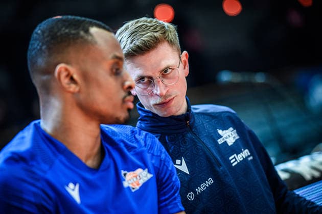 easycredit BBL Basketball Bundesliga 2025 2026 Catch-up match 23 Matchday 14 04 2026 Science City Jena vs Basketball Löwen Braunschweig v li Chris Carter Jena gets pre-match instructions from co-coach David Fränzle Jena Sparkassen Arena