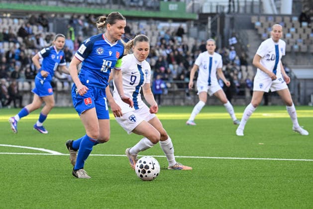LKS 20260414 Martina Surnovska (L) of Slovakia vies with Katariina Kosola of Finland during the UEFA Women s football World Cup League B Group B3 qualification match between Finland and Slovakia in Helsinki, Finland on April 14, 2026. - MARKKU ULANDER Helsinki Finland 7Q4rUQvf--8  Copyright: xMarkkuxUlanderx 7Q4rUQvf--8