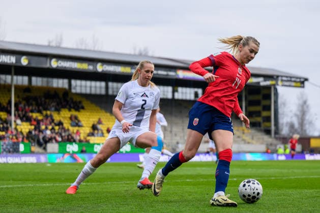 260414 Lana Golob of Slovenia and Ada Hegerberg of Norway during the FIFA Women s World Cup Qualifier football match between Norway and Slovenia on April 14, 2026 in Lillestrom Photo Marius Simensen BILDBYRAN COP 238 VG0919 bbeng fotball soccer football fotboll fifa world cup qualifiers vm kvalifisering kvinner vm kvalik landskamp dam norge norway slovenien slovenia  Copyright: MARIUSxSIMENSEN BB260414BB391