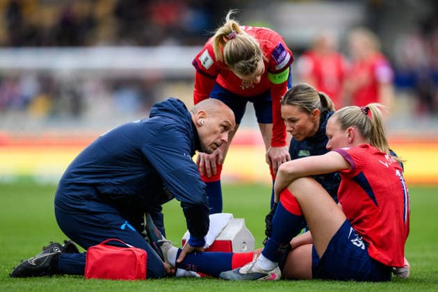 260414 Frida Maanum of Norway in pain during the FIFA Women s World Cup Qualifier football match between Norway and Slovenia on April 14, 2026 in Lillestrom Photo Marius Simensen BILDBYRAN COP 238 VG0919 bbeng fotball soccer football fotboll fifa world cup qualifiers vm kvalifisering kvinner vm kvalik landskamp dam norge norway slovenien slovenia skada  Copyright: MARIUSxSIMENSEN BB260414BB396