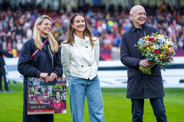 Former international Sara Däbritz, center, is seen off by Nia Künzer linkgs and Bernd Neuendorf DFB President before the international match on 14 04 2026 in Nuremberg Nuremberg Max Morlock Stadion Bayern Germany