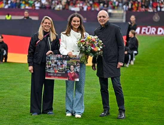 14 04 2026, World Cup Qualification Europe, Women 2026, Matchday 3, Germany Austria, at the Max Morlock Stadium Nuremberg, Sara Däbritz is officially bid farewell by the DFB, Nia Künzer left and DFB President Bernd Neuendorf right, Germany