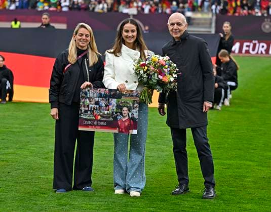 14 04 2026, World Cup Qualification Europe, Women 2026, Matchday 3, Germany Austria, at the Max Morlock Stadium Nuremberg, Sara Däbritz is officially bid farewell by the DFB, Nia Künzer left and DFB President Bernd Neuendorf right, Germany