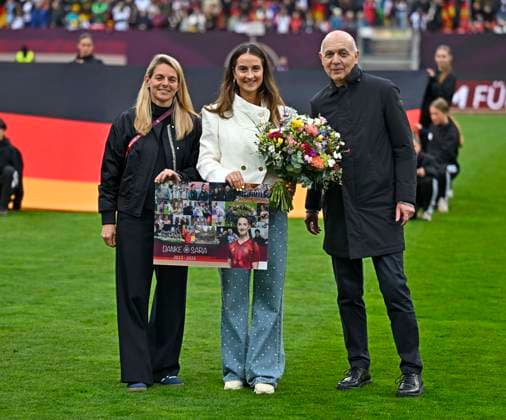 14 04 2026, World Cup Qualification Europe, Women 2026, Matchday 3, Germany Austria, at the Max Morlock Stadium Nuremberg, Sara Däbritz is officially bid farewell by the DFB, Nia Künzer left and DFB President Bernd Neuendorf right, Germany