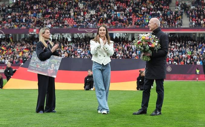 14 04 2026 football womens soccer international match world cup qualifier qualifying match qualifying match for the world cup 2027 Germany gg Austria Sportfoto Zink DaMa xdaxmax Sara Däbritz Daebritz ehem Spielen Deutschland, center is bid farewell by Nia Künzer Kuenzer DFB Sportdirektorin sowie Bernd Neuendorf DFB Präsident