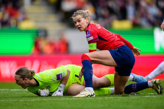 260414 goalkeeper Zala Mersnik of Slovenia and Ada Hegerberg of Norway during the FIFA Women s World Cup Qualifier football match between Norway and Slovenia on April 14, 2026 in Lillestrom Photo Marius Simensen BILDBYRAN COP 238 VG0919 bbeng fotball soccer football fotboll fifa world cup qualifiers vm kvalifisering kvinner vm kvalik landskamp dam norge norway slovenien slovenia  Copyright: MARIUSxSIMENSEN BB260414BB412