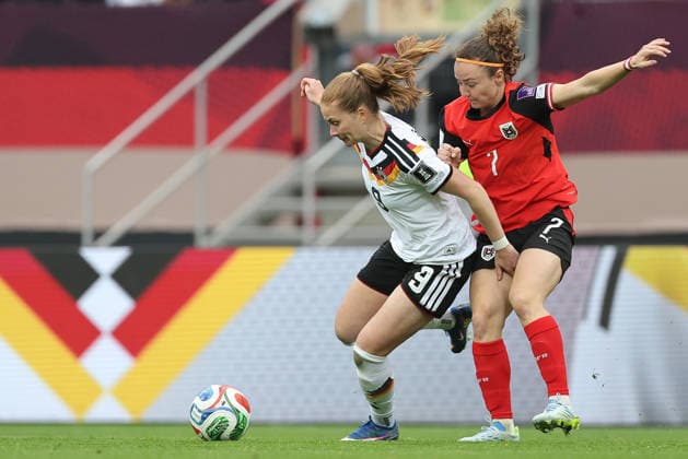 Sjoeke Nüsken- Melanie Brunnthaler , WM Frauen Qualifikation , Deutschland-Österreich , Fußball , Frauen , in den Max Morlock Stadion, in Nürnberg , Bayern , Deutschland. April 14 , 2026 . Photo by: Davide Elias IPA Photo Pressefoto DENL Copyright: xDavidexEliasx
