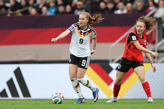 Sjoeke Nüsken - Melanie Brunnthaler , WM Frauen Qualifikation , Deutschland-Österreich , Fußball , Frauen , in den Max Morlock Stadion, in Nürnberg , Bayern , Deutschland. April 14 , 2026 . Photo by: Davide Elias IPA Photo Pressefoto DENL Copyright: xDavidexEliasx