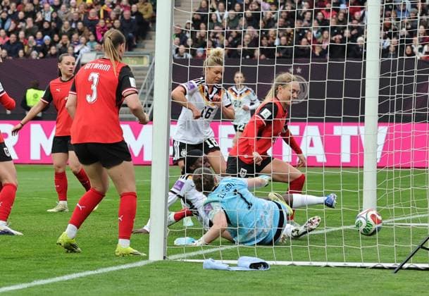 14.04.2026 - Fussball Frauenfussball - Länderspiel - WM-Qualifikationsspiel Qualikfikation Qualifikationsspiel zur Weltmeisterschaft 2027 - Deutschland gg Österreich - Sportfoto Zink DaMa - xdaxmax - Tor Treffer Torschuß zum 1:0 - Torschütze Nicole Anyomi (18, Deutschland ) gegen Mariella El Sherif (1, Österreich ) *** 14 04 2026 Soccer Womens soccer International match World Cup Qualifier Qualification match Qualification match for the World Cup 2027 Germany gg Austria Sportfoto Zink DaMa xdaxmax Goal Goal Shot to 1 0 Goalscorer Nicole Anyomi 18, Germany vs Mariella El Sherif 1, Austria