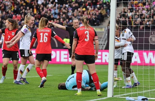14 04 2026 Soccer womens soccer international World Cup qualifier qualifying match qualifying match for the World Cup 2027 Germany gg Austria Sportfoto Zink DaMa xdaxmax cheering joy goal celebration after goal to 1 0 Linda Dallmann 16, Germany Nicole Anyomi 18, Germany cheers happy goal scorer Nicole Anyomi 18, Germany Mariella El Sherif 1, Austria with pain injury injured on the ground