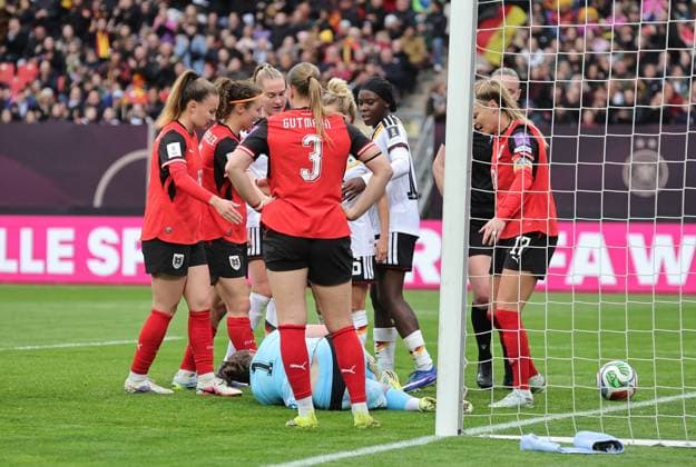 14 04 2026 Soccer womens soccer international match World Cup qualifier qualifying match qualifying match for the World Cup 2027 Germany gg Austria Sportfoto Zink DaMa xdaxmax cheering joy goal celebration after goal to 1 0 Nicole Anyomi 18, Germany and team team cheers happy goal scorer Nicole Anyomi 18, Germany Mariella El Sherif 1, Austria with pain injury injured on the ground