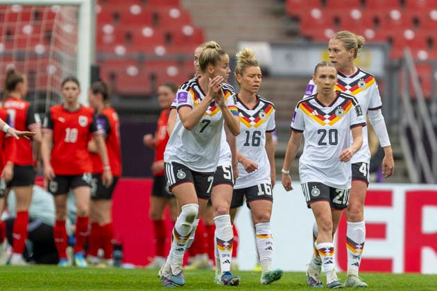 GER, nuremburg, football, womens football, womens world cup qualifiers, matchday 3, Germany vs. Austria in picture f.l.: Giulia Gwinn (Germany 07), is pushing her team mates after scoring 14.04.2026, Max-Morlock Stadium Nuremberg DFB REGULATIONS PROHIBIT ANY USE OF PHOTOGRAPHS AS IMAGE SEQUENCES AND OR QUASI-VIDEO, Nuremberg Max-Morlock Stadium Bavaria Germany Copyright: xPaulxFritzx