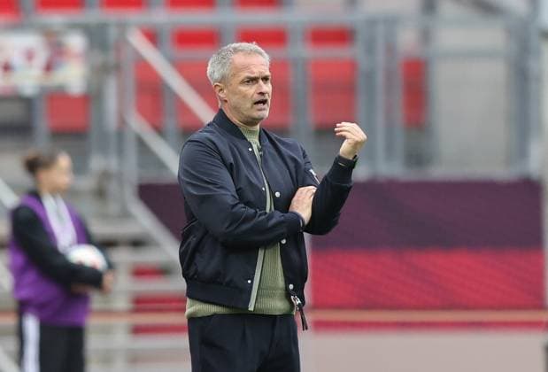 14 04 2026 football womens soccer international match world cup qualifier qualifying match qualifying match for the world cup 2027 Germany gg Austria Sportfoto Zink DaMa xdaxmax Christian Wück coach, Germany indicates gestures directs gives instructions