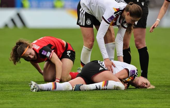 Football, Women, World Cup Quali, Germany - Austria, Giulia Gwinn injures her shoulder