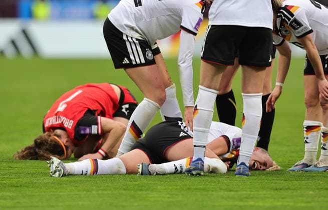14 04 2026 Soccer womens soccer international World Cup qualifier qualifying match qualifying match for the 2027 World Cup Germany gg Austria Sportfoto Zink DaMa xdaxmax Giulia Gwinn 7, Germany with pain injury injured on the ground after foul by Melanie Brunnthaler 7, Austria