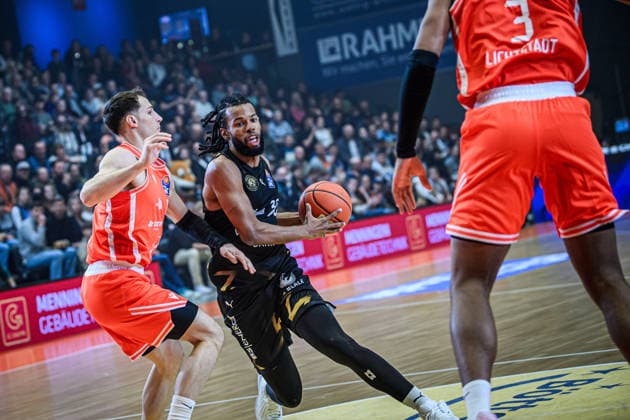 easycredit BBL Basketball Bundesliga 2025 2026 Catch-up match 23 Matchday 14 04 2026 Science City Jena vs Basketball Löwen Braunschweig Chip Flanigan Braunschweig on the ball against Jack Pagenkopf Jena Sparkassen Arena