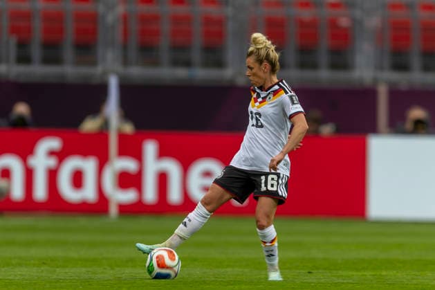 GER, nuremburg, football, womens football, womens world cup qualifiers, matchday 3, Germany vs. Austria in picture f.l.: Linda Dallmann (Germany 16), with ball 14.04.2026, Max-Morlock Stadium Nuremberg DFB REGULATIONS PROHIBIT ANY USE OF PHOTOGRAPHS AS IMAGE SEQUENCES AND OR QUASI-VIDEO, Nuremberg Max-Morlock Stadium Bavaria Germany Copyright: xPaulxFritzx
