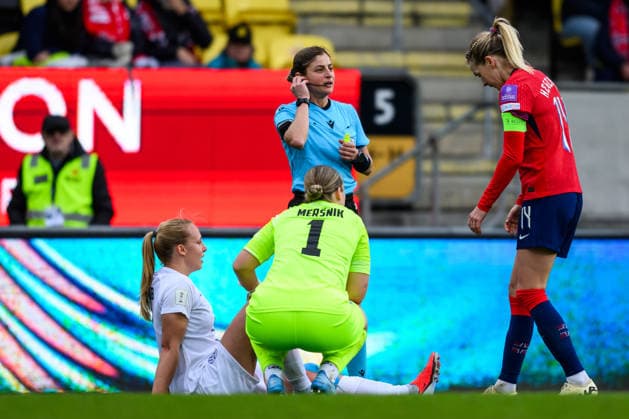 260414 Lana Golob of Slovenia in pain during the FIFA Women s World Cup Qualifier football match between Norway and Slovenia on April 14, 2026 in Lillestrom Photo Marius Simensen BILDBYRAN COP 238 VG0919 bbeng fotball soccer football fotboll fifa world cup qualifiers vm kvalifisering kvinner vm kvalik landskamp dam norge norway slovenien slovenia skada  Copyright: MARIUSxSIMENSEN BB260414BB464