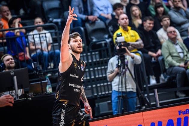 easycredit BBL Basketball Bundesliga 2025 2026 Catch-up match 23 Matchday 14 04 2026 Science City Jena vs Basketball Löwen Braunschweig Ferdinand Zylka Braunschweig Cheers over 3er Sparkassen Arena