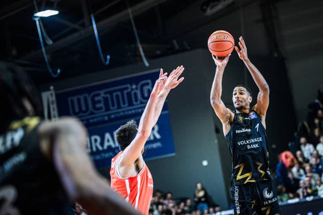 easycredit BBL Basketball Bundesliga 2025 2026 Catch-up match 23 Matchday 14 04 2026 Science City Jena vs Basketball Löwen Braunschweig David NGuessan Braunschweig at the throw Sparkassen Arena