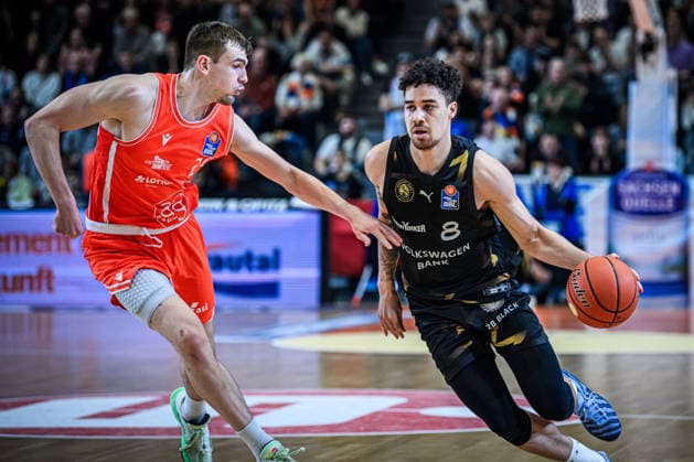 easycredit BBL Basketball Bundesliga 2025 2026 Catch-up match 23 Matchday 14 04 2026 Science City Jena vs Basketball Löwen Braunschweig v re on the ball JoshuaObiesie Braunschweig vs Lorenz Bank Jena Sparkassen Arena