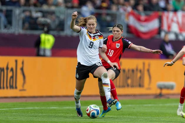 GER, nuremburg, football, womens football, womens world cup qualifiers, matchday 3, Germany vs. Austria in picture f.l.: Sjoeke Nuesken (Germany 09), Eileen Campbell (Austria 10), takle, duell for the ball. 14.04.2026, Max-Morlock Stadium Nuremberg DFB REGULATIONS PROHIBIT ANY USE OF PHOTOGRAPHS AS IMAGE SEQUENCES AND OR QUASI-VIDEO, Nuremberg Max-Morlock Stadium Bavaria Germany Copyright: xPaulxFritzx