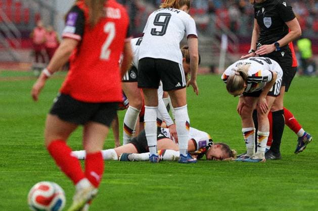 Giulia Gwinn 7 Germany screams in pain after a foul by Melanie Brunnthaler 7 Austria , she has to be substituted shortly afterwards, injured on the shoulder, Germany vs. Austria, DFB, Football, Women, Womens World Cup Qualification, Group stage, Group D, Matchday 3 of 6, Season 2025 26, 14 04 2026 Nuremberg Bavaria Germany Copyright: xkolbert-press MartinxAgüerax