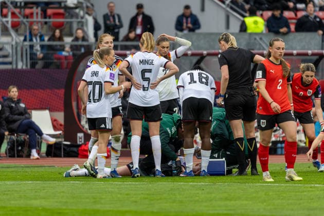 Germany Football World Cup Qualification Europe Women 2026, Matchday 3 Germany vs Austria Max Morlock Stadion Nuremberg Gwinn Giulia German womens national team, 7 Injured, Minge Janina German womens national team, 5 , Senß Elisa German womens national team, 20 , Anyomi Nicole German womens national team, 18 , Copyright: xMichellexLukax