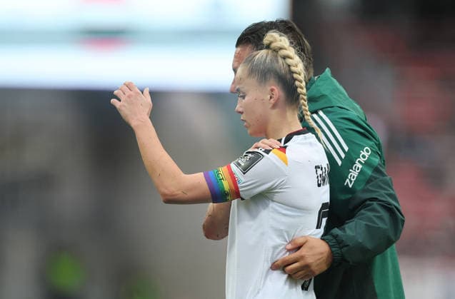 Giulia Gwinn Verletzung , , WM Frauen Qualifikation , Deutschland-Österreich , Fußball , Frauen , in den Max Morlock Stadion, in Nürnberg , Bayern , Deutschland. April 14 , 2026 . Photo by: Davide Elias IPA Photo Pressefoto DENL Copyright: xDavidexEliasx