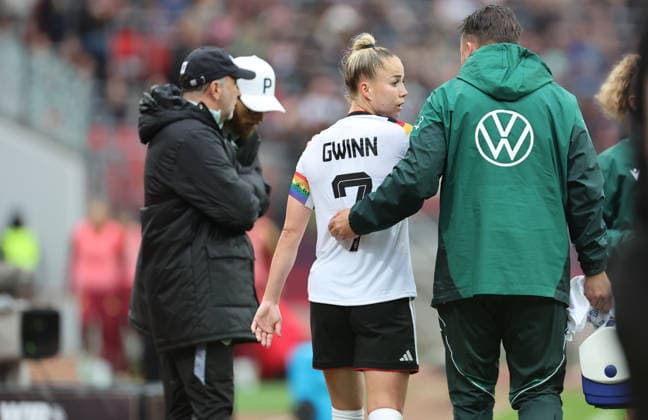 Giulia Gwinn Verletzung , , WM Frauen Qualifikation , Deutschland-Österreich , Fußball , Frauen , in den Max Morlock Stadion, in Nürnberg , Bayern , Deutschland. April 14 , 2026 . Photo by: Davide Elias IPA Photo Pressefoto DENL Copyright: xDavidexEliasx