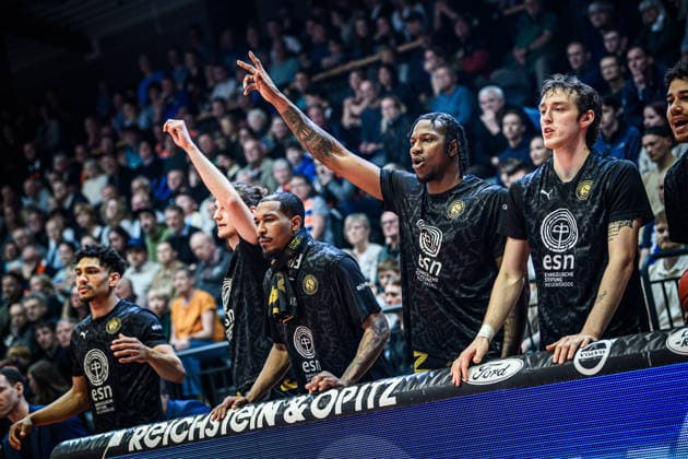 easycredit BBL Basketball Bundesliga 2025 2026 Catch-up match 23 Matchday 14 04 2026 Science City Jena vs Basketball Löwen Braunschweig The Braunschweig players on the bench full of anticipation during a 3 Sparkassen Arena
