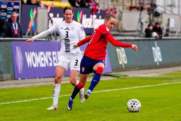 Women s international football match Norway Slovenia Lillestrom 20260414 Slovenia s Sara AgreÅ¾ left and Norway s Caroline Graham Hansen in the Women s World Cup qualifying match between Norway and Slovenia at Arasen Stadium Photo Lise Aserud NTB Lillestrom Norway EDITORIAL USE ONLY RESTRICTED USE FOR BETTING COMPANIES  Copyright: xLisexAserudx xNTBx