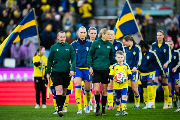GÖTEBORG, SWEDEN 20260414 Swedens captain Stina Blackstenius with her team before Tuesdays World Cup qualifier between Sweden and Denmark at Gamla Ullevi in Gothenburg GÖTEBORG SWEDEN x9200x  Copyright: xBjörnxLarssonxRosvall TTx VM-KVAL SVERIGE-DANMARK