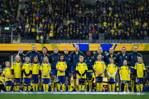 260414 Players of Sweden during the national anthem ahead of the FIFA Women s World Cup Qualifier football match between Sweden and Denmark on April 14, 2026 in Gothenburg Photo Mathias Bergeld BILDBYRAN kod MB CS0928 fotboll football soccer fotball vm kval kval fifa womens world cup qualifier qualifier sverige sweden danmark denmark dam bbeng women kvinner  Copyright: MATHIASxBERGELD BB260414MB013