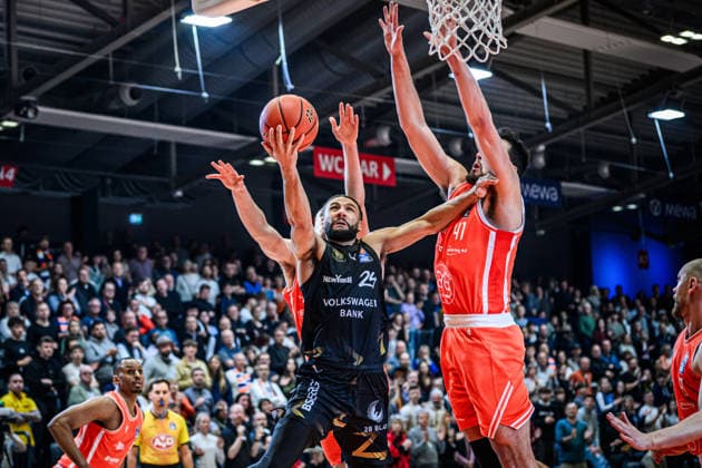 easycredit BBL Basketball Bundesliga 2025 2026 Catch-up game 23 Matchday 14 04 2026 Science City Jena vs Basketball Löwen Braunschweig Kaza Kajami Keane Braunschweig with a heavy lay-up against Alexander Herrera Jena Sparkassen Arena