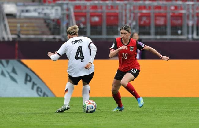 14 04 2026 Soccer womens soccer international World Cup qualifier qualifying match qualifying match for the 2027 World Cup Germany gg Austria Sportfoto Zink DaMa xdaxmax Eileen Campbell 10, Austria with leg shot through the legs gg Rebecca Knaak 4, Germany