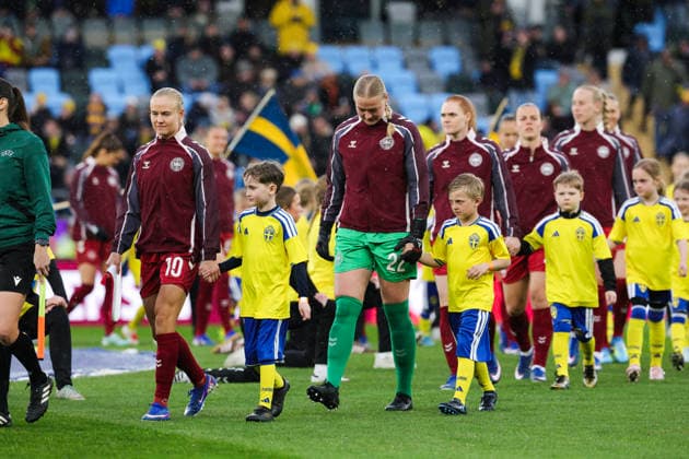 GÖTEBORG, SWEDEN 20260414 Denmarks Pernille Harder and goalkeeper Freja R Thisgaard with their team ahead of Tuesdays World Cup qualifier between Sweden and Denmark at Gamla Ullevi in Gothenburg GÖTEBORG SWEDEN x9200x  Copyright: xAdamxIhse TTx VM-KVAL SVERIGE-DANMARK