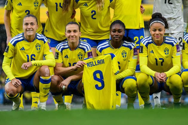 260414 Filippa Angeldahl, Julia Zigiotti Olme, Monica Jusu Bah and Felicia Schröder of Sweden wholf up a jersey with Asllani™s name on it ahead of the FIFA Women s World Cup Qualifier football match between Sweden and Denmark on April 14, 2026 in Gothenburg Photo Mathias Bergeld BILDBYRAN kod MB CS0928 fotboll football soccer fotball vm kval kval fifa womens world cup qualifier qualifier sverige sweden danmark denmark dam bbeng women kvinner  Copyright: MATHIASxBERGELD BB260414MB014